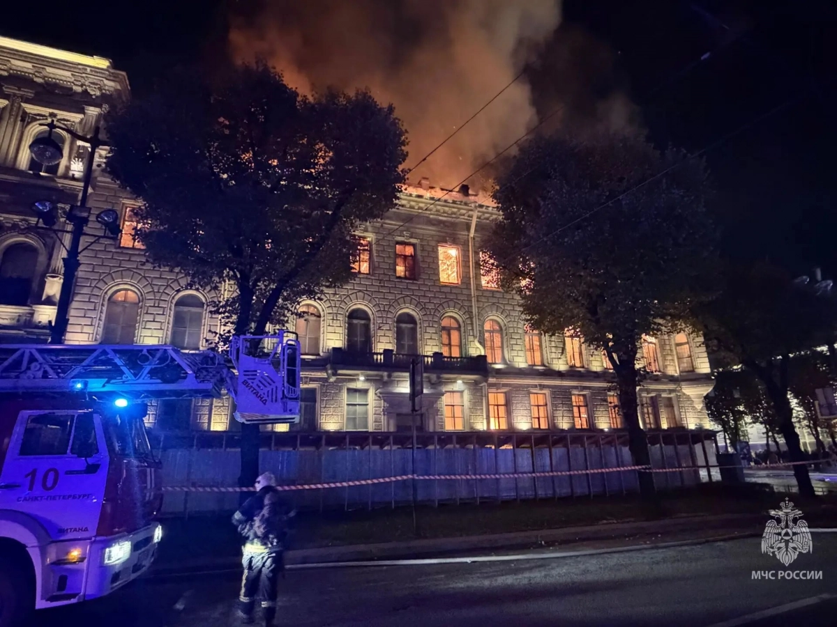 Огонь в особняке Миллера охватил 2000 «квадратов» - tvspb.ru