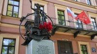 Воспитательница из бронзы: в Петербурге открыли первый памятник работникам детских садов