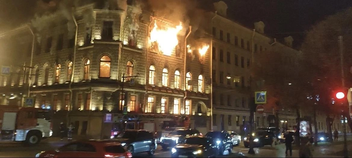 Из-за пожара на Исаакиевской площади образовалась огромная пробка - tvspb.ru