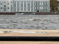 Нева вышла из берегов: в Петербурге зафиксировали резкий подъём воды