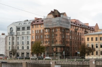 На крыше дома Капустина на набережной Фонтанки началась реставрация керамической черепицы