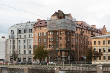 На крыше дома Капустина на набережной Фонтанки началась реставрация керамической черепицы