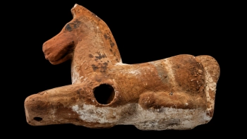 В Румынии нашли саркофаг с останками ребёнка и игрушками возрастом 1800 лет