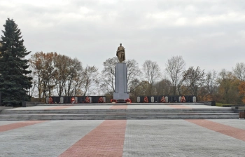 Александр Беглов на Гарнизонном кладбище Бреста возложил венки к памятнику Воину-освободителю